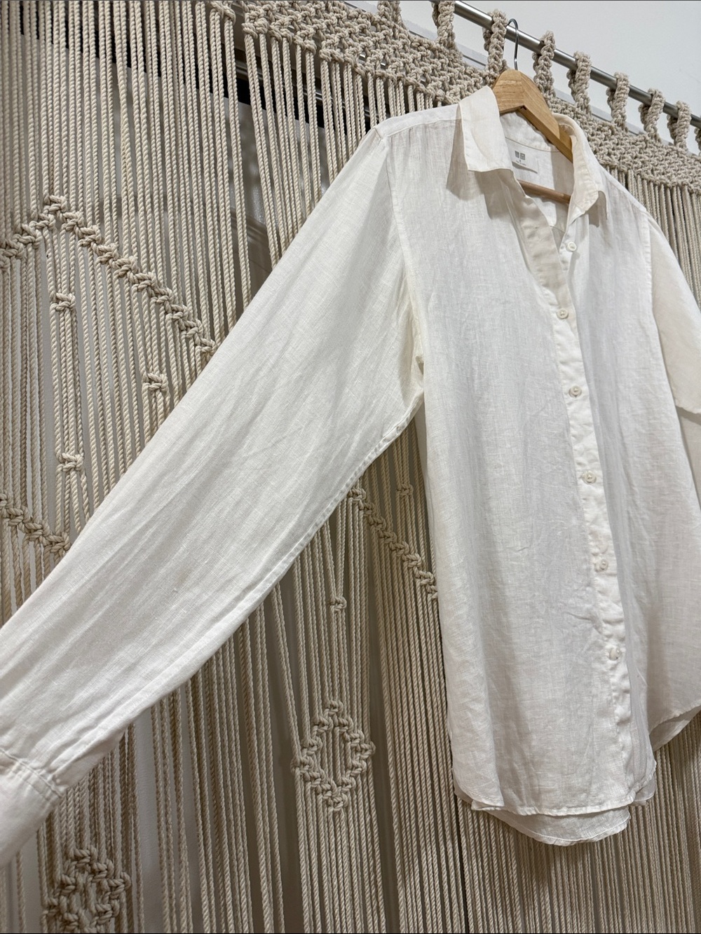 Uniqlo Women’s White Premium Linen Long-Sleeve Button Up Shirt - Picture 3 of 6